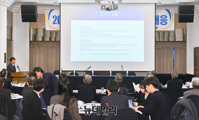 [뉴데일리] [포토] 선진화포럼 토론회 발제하는 신관호 교수 : [보도기사] 박진 교수